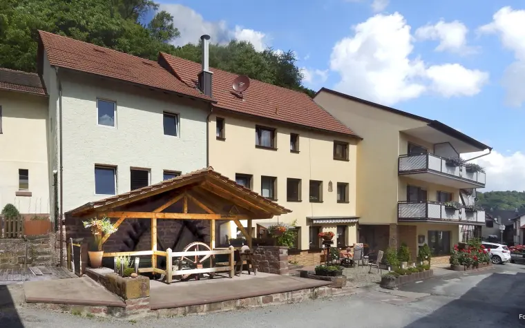 Hof mit Wohnhaus und Mühle der Pension Ballmann